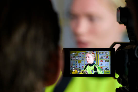 Målvakt Hedvig Lindahl blir intervjuad på en pressträff
