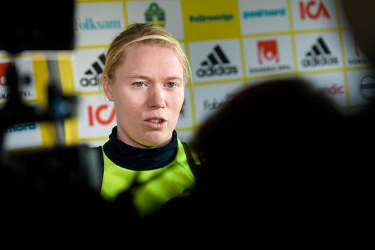 Målvakt Hedvig Lindahl blir intervjuad på en pressträff