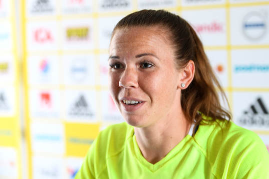 Jessica Samuelsson blir intervjuad på en pressträff med