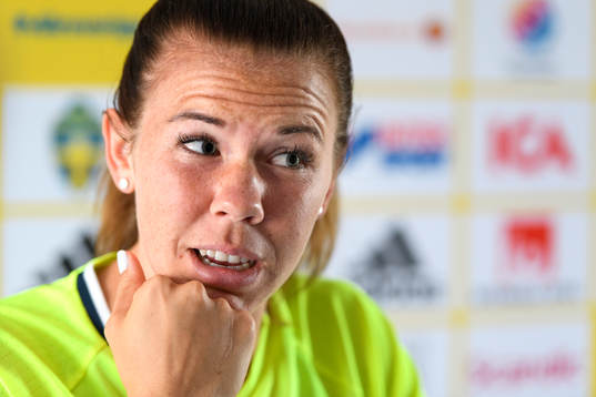 Jessica Samuelsson blir intervjuad på en pressträff med