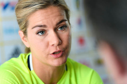 Hanna Folkesson blir intervjuad på en pressträff med det
