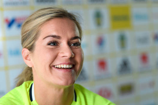 Hanna Folkesson blir intervjuad på en pressträff med det
