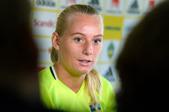Stina Blackstenius blir intervjuad på en pressträff med