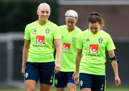 Stina Blackstenius och Jessica Samuelsson på en träning
