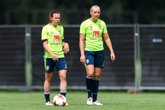 Jessica Samuelsson och Stina Blackstenius på en träning