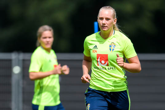 Stina Blackstenius på en träning med det svenska