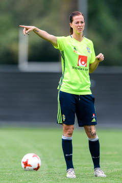 Lotta Schelin på en träning med det svenska landslaget