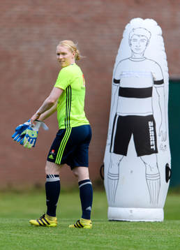 Målvakt Hedvig Lindahl på en träning med det svenska
