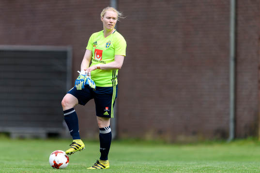 Målvakt Hedvig Lindahl på en träning med det svenska