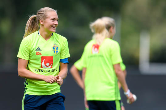 Magdalena Eriksson på en träning med det svenska