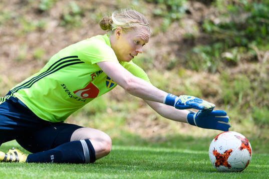 Målvakt Hedvig Lindahl på en träning med det svenska