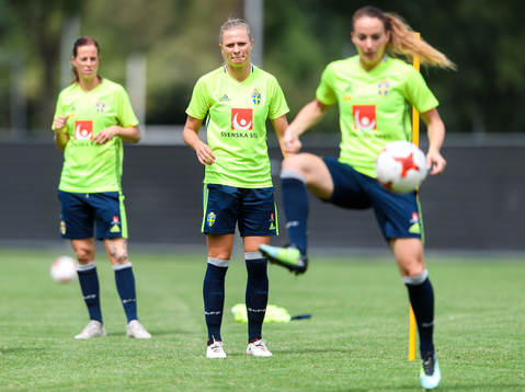 Lotta Schelin, Fridolina Rolfö och Kosovare Asllani på en