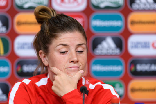 Maren Mjelde på en presskonferens med det norska landslaget