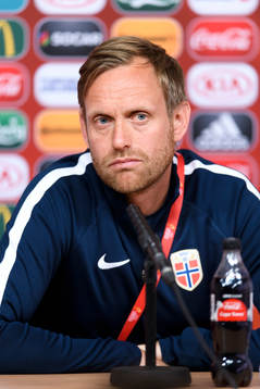 Förbundskapten Martin Sjögren på en presskonferens med