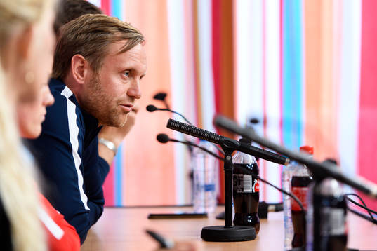 Förbundskapten Martin Sjögren på en presskonferens med
