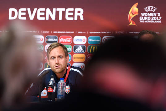 Förbundskapten Martin Sjögren på en presskonferens med