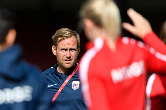 Förbundskapten Martin Sjögren på en träning med det
