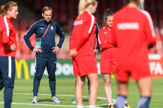 Förbundskapten Martin Sjögren på en träning med det