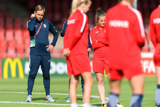 Förbundskapten Martin Sjögren på en träning med det