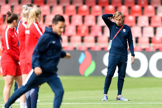 Förbundskapten Martin Sjögren på en träning med det
