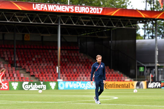 Förbundskapten Martin Sjögren på en träning med det