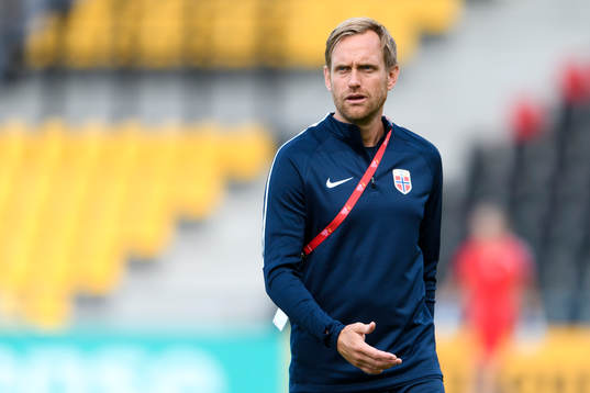 Förbundskapten Martin Sjögren på en träning med det