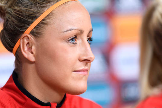 Sanne Troelsgaar på en presskonferens med det danska