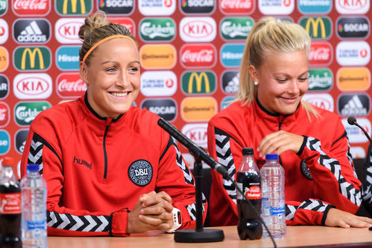 Sanne Troelsgaard och Line Sigvardsen Jensen på en