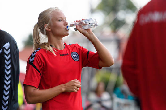 Pernille Harder på en träning med det danska landslaget