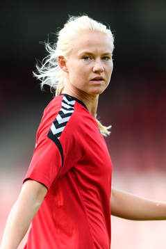 Pernille Harder på en träning med det danska landslaget