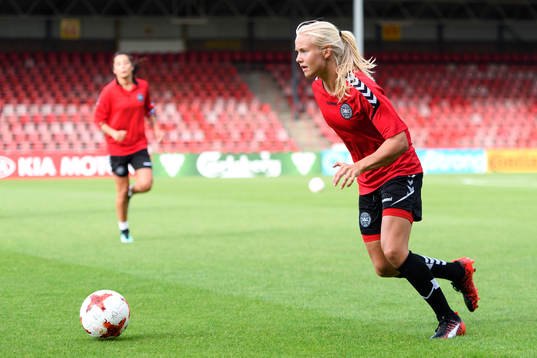 Pernille Harder på en träning med det danska landslaget