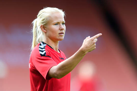 Pernille Harder på en träning med det danska landslaget