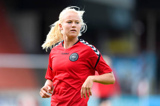Pernille Harder på en träning med det danska landslaget