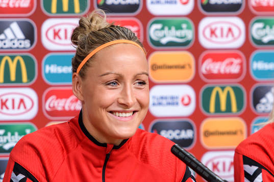 Sanne Troelsgaard på en presskonferens med det danska