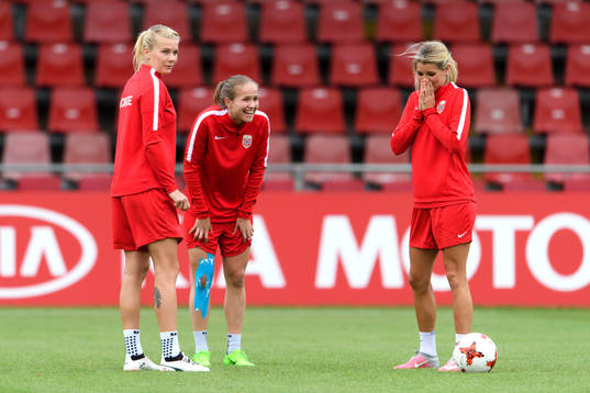 Ada Hegerberg, Guro Reiten och Andrine Hegerberg på en