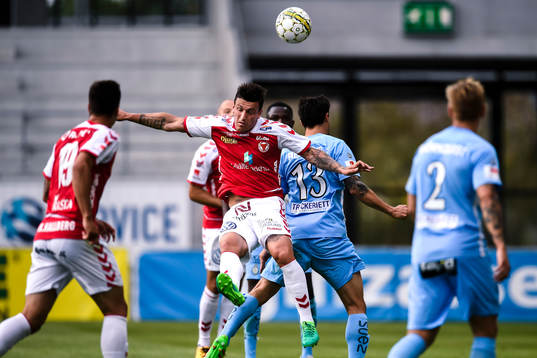 Kalmars Erton Fejzullahu och AFC Eskilstunas Thomas Piermayr