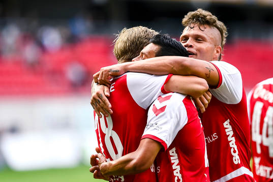Kalmars spelare jublar