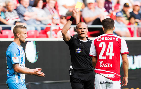 Domaren Patrik Eriksson varnar Kalmars Filip Sachpekidis
