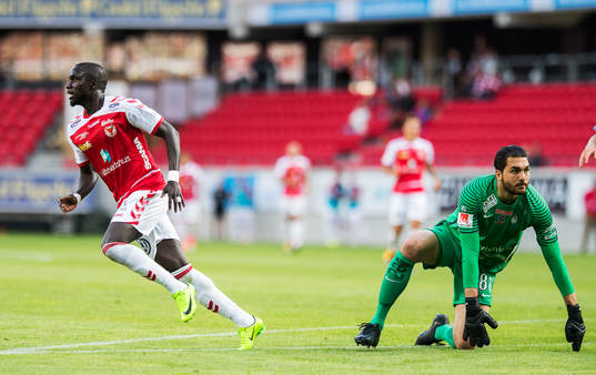 Kalmars Papa Alioune Diouf jublar