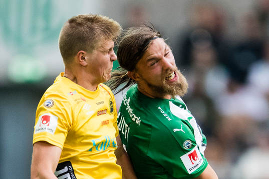 Elfsborgs Joakim Nilsson i en nickduell med Hammarbys