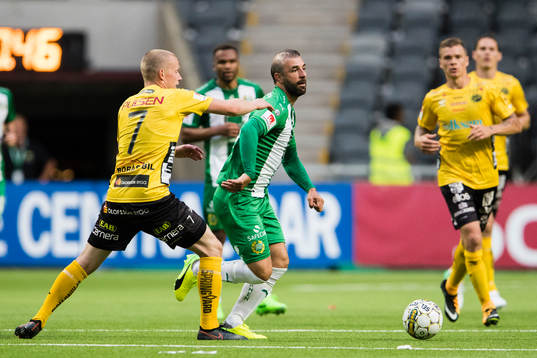 Elfsborgs Daniel Gustavsson i kamp om bollen med Hammarbys