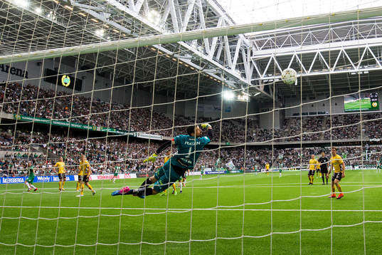 Hammarbys Björn Paulsen gör 1-0 för Hammarby bakom