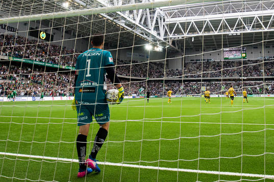 Elfsborgs målvakt Kevin Stuhr Ellegaard deppar