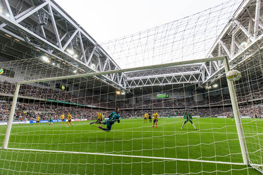 Hammarbys Björn Paulsen gör 1-0 för Hammarby bakom
