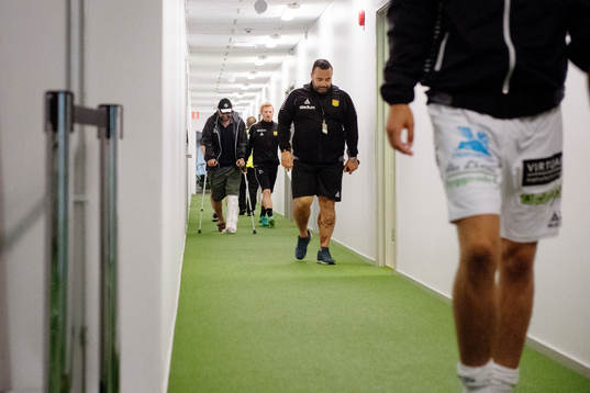 GAIS tränare Bosko Orovic på kryckor går i korridoren