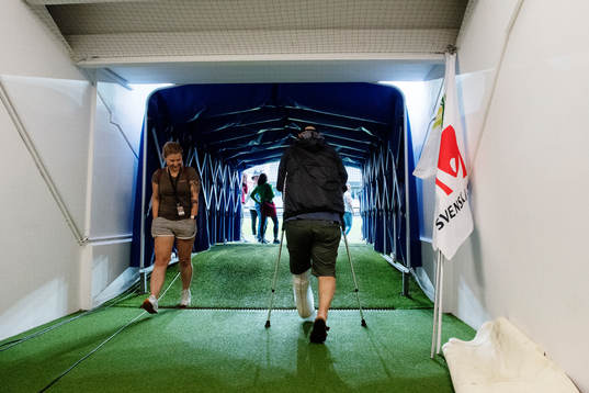 GAIS tränare Bosko Orovic på kryckor i spelartunneln