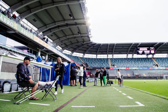 GAIS tränare Bosko Orovic sitter med kryckorna på en stol