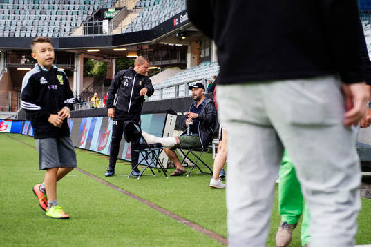 GAIS assisterande tränare Patrik Ingelsten diskuterar med