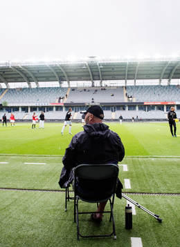 GAIS tränare Bosko Orovic sitter med kryckorna på en stol