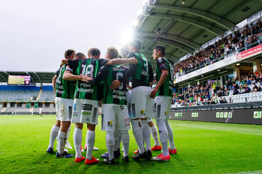 GAIS spelare jublar med målskytten till 1-0 Andreas